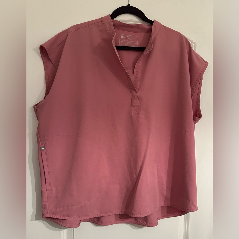 Figs scrub top